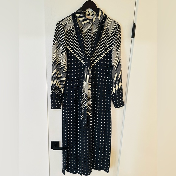 Tory Burch
Women's Black Geometric Shirt Dress - Picture 5 of 9